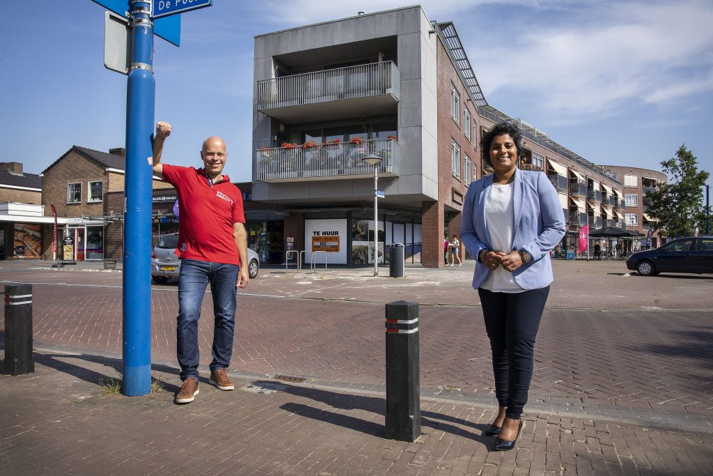 Op de foto: Hans Stromberger van de Vereniging van Dorpsbelangen Swifterbant, en wethouder economie en verkeer, Irene Korting. Hans Stromberger is blij met de actie. ‘Met deze palen wordt het voetpad bij het winkelcentrum van Swifterbant een stuk veiliger’, concludeert hij. 