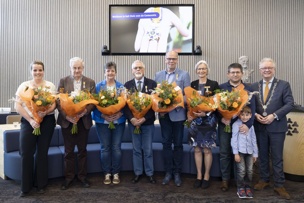 Deze afbeelding heeft een leeg alt-attribuut; de bestandsnaam is Lintjesregen-Dronten-%C2%A9FotostudioWierd-1024x683.jpg